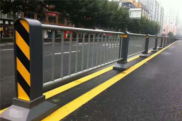 秦都公路防撞护栏